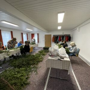 Adventskranz Binden für den guten Zweck