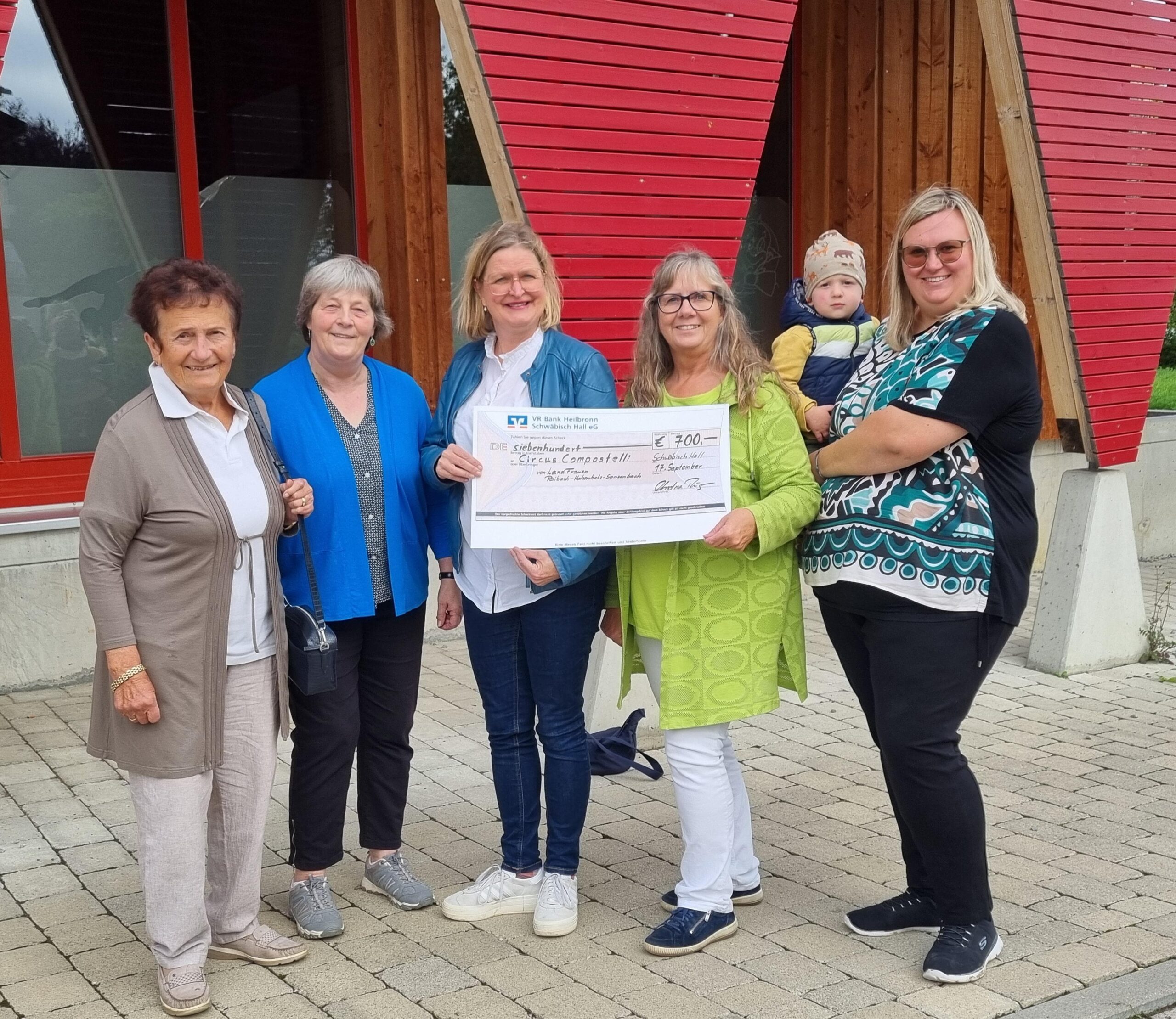 Spendenübergabe an Circus Compostelli